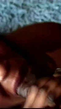 Schwarze MILF mit Riesentitten reitet schwarzen monster-schwanz mit kondom