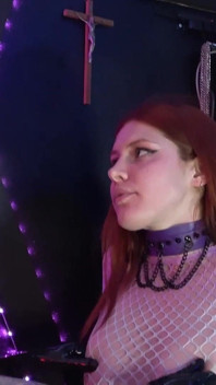 La señora Nyx me somete y me hace obedecer sus órdenes, lesbiana con arnés
