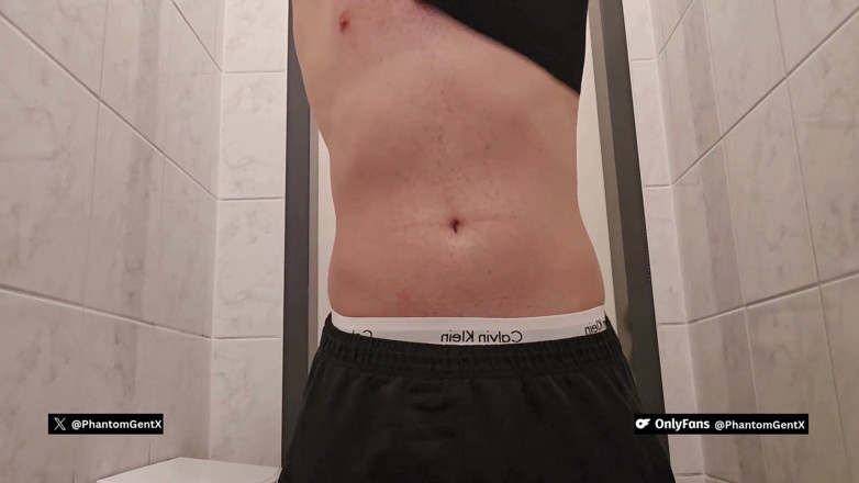 PhantomGentX: Massiver Deutscher Daddy wichst fetten Schwanz in öffentlicher Toilette nach dem...