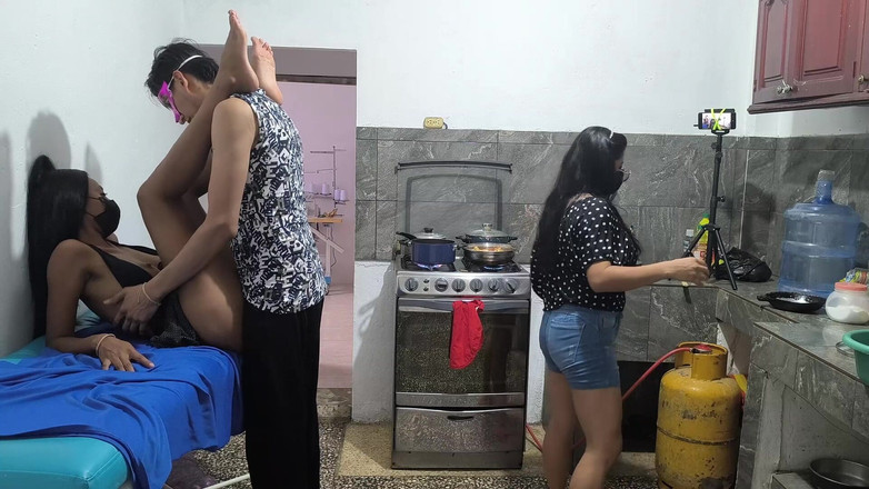 NEGRITA SEXY: 我正在拜访我的邻居,然后我喜欢的男人来让我们病态