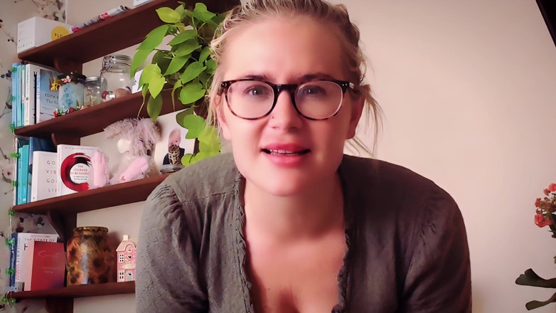 JessieHH: Elle se fait prendre par des belles-mères qui se lavent...