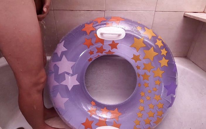 Inflatable Lovers: Banheiro com anel de natação inflável