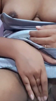 Sri Lankan Girl Morning Tit and Wet Pussy Play