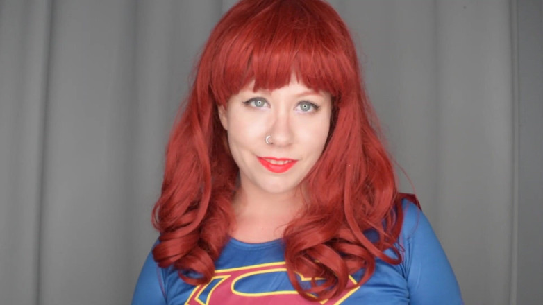 Deanna deadly: Evil supergirl precisa de sua gozada de batom vermelho e...