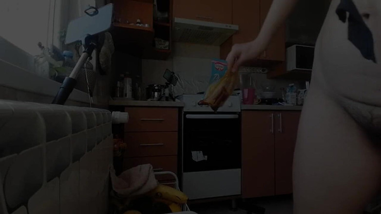 Mirsur: Seksi anne kahvaltı hazırlıyor, kıllı amcık, büyük memeler. seksi kadın...