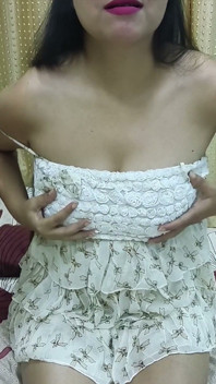 Indiana menina Saara conhece pela primeira vez bf ela seduz ele mostrar grandes mamas dedilhando na buceta muito tesão em hindi