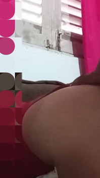 Con l'ano aperto, la ragazza MILF la versa per venire presto e chiudere