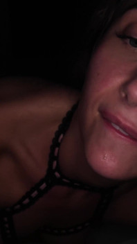 Une blonde dévergondante prend une énorme bite
