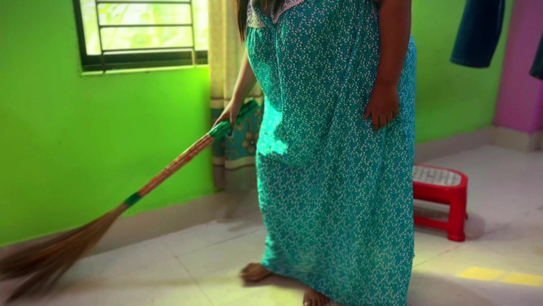 Your Boy's Cum: Punto di vista: calda cameriera culona indiana spazzare la mia...