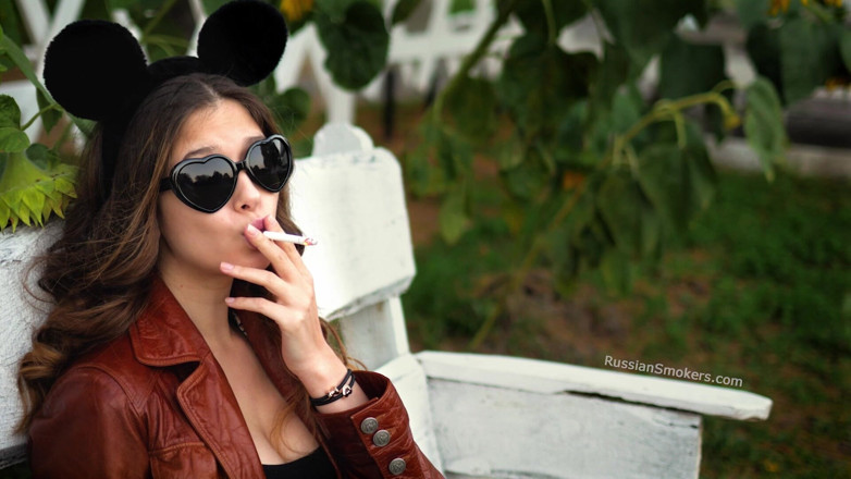 Russian Smokers: kaamuk roosi pari dhoop men sigret pi rahi hai