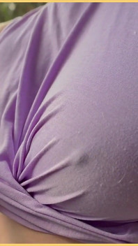 Une femme mariée s’exhibe sans soutien-gorge dehors