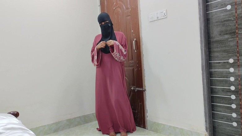HottyKisku02: Gadis pemalu berhijab pertama kali ngentot di kamar hotel rahasia...
