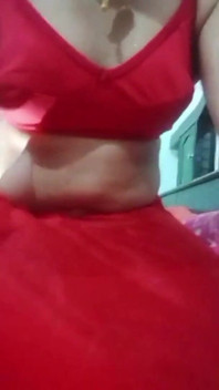 India gay crossdresser bottom gaurisissy presionando y jugando con sus grandes tetas en sari rojo con pesado jwellery