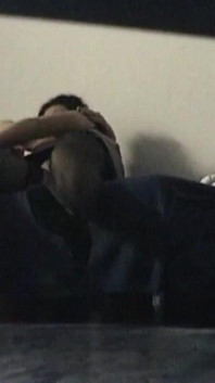 La MILF timide est venue dans une jupe en cuir et des bas pour se faire baiser par le jeune mec et il a tout filmé.