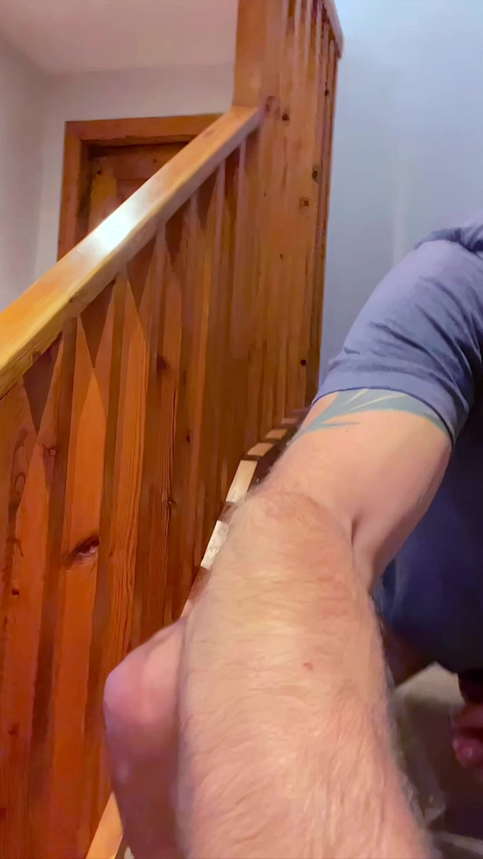 NakedFoxx: Riskantní wank v domě hetero kamaráda - prosí o chycení!