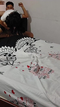 베네수엘라 여성이 콜롬비아 남성에게 5달러에 몸을 팔다