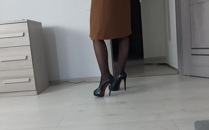 Hot Wife Nikole: Uma morena esbelta em meias perfeitas em salto alto seduz.
