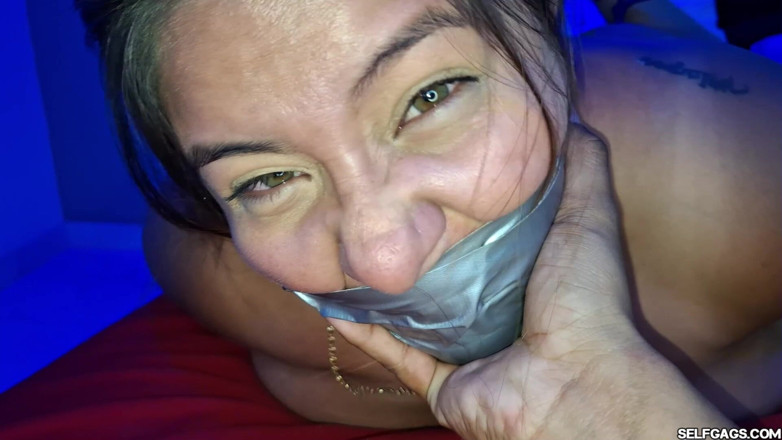 Selfgags Latina Bondage: Melhores amigas despidas e amarradas nuas lado a lado