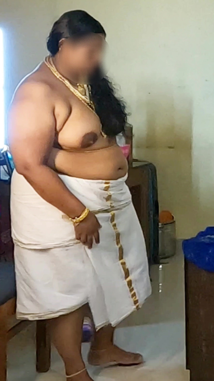 Anne Ipe: 伝統衣装のインド人女性、ジュエリー姿のトップレス写真撮影