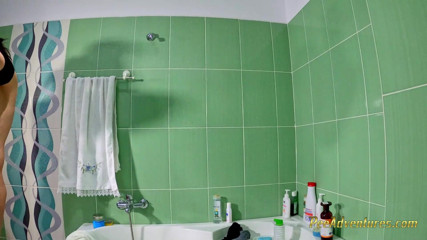Pee Adventures: Evi temizlerken taytlarıma işiyorum