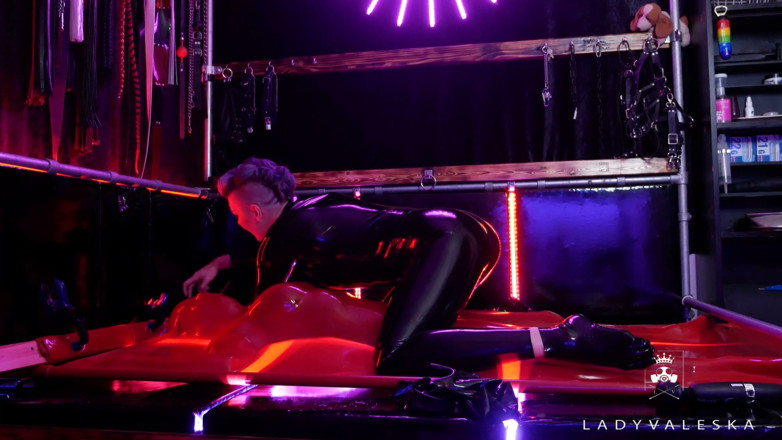 Lady Valeska: Latexová bohyně škádlí ve Vac posteli