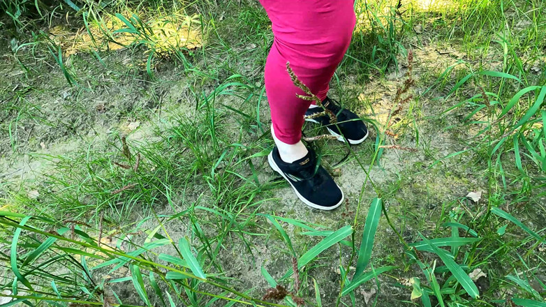 Bouncy Tits Action: Úplně nahá v Kukuřičném poli zbitá prsa