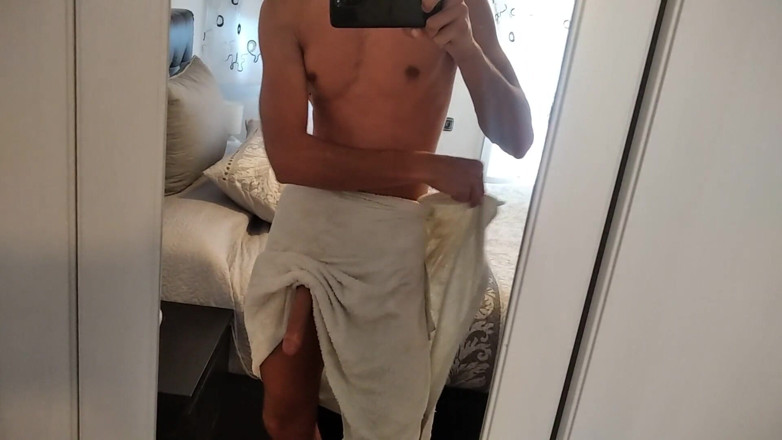 Elvissc: College, wychodzi z prysznica i porusza swoim dużym penisem