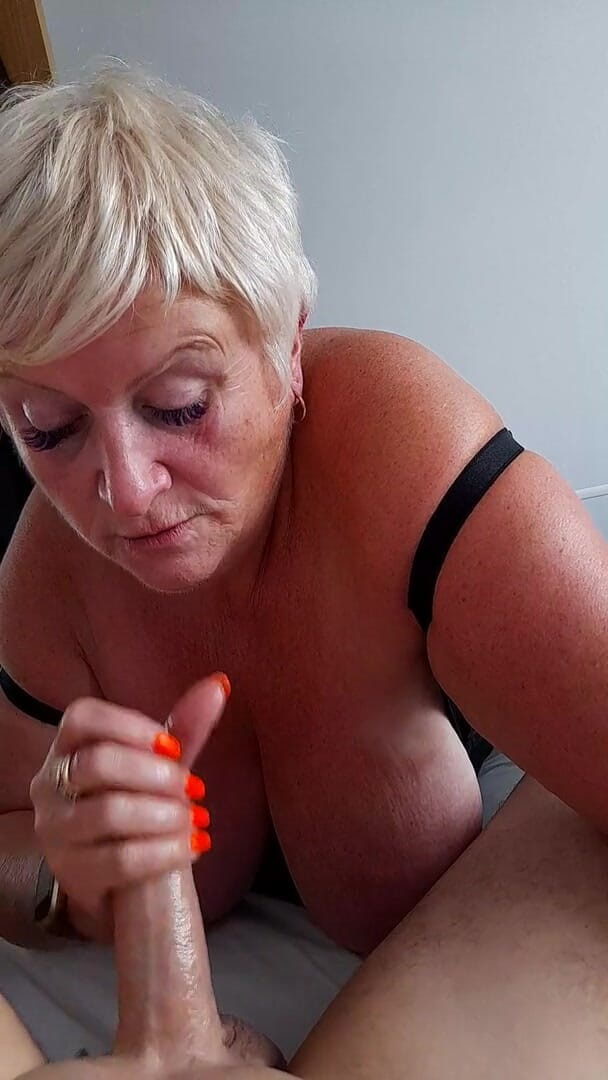 Uk Joolz: Masturbându-l pe instalator. Spargându-i țeava!