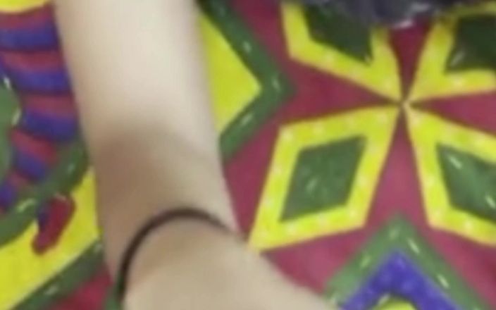 YourDickSucker: 可爱的印度女孩展示她的裸体