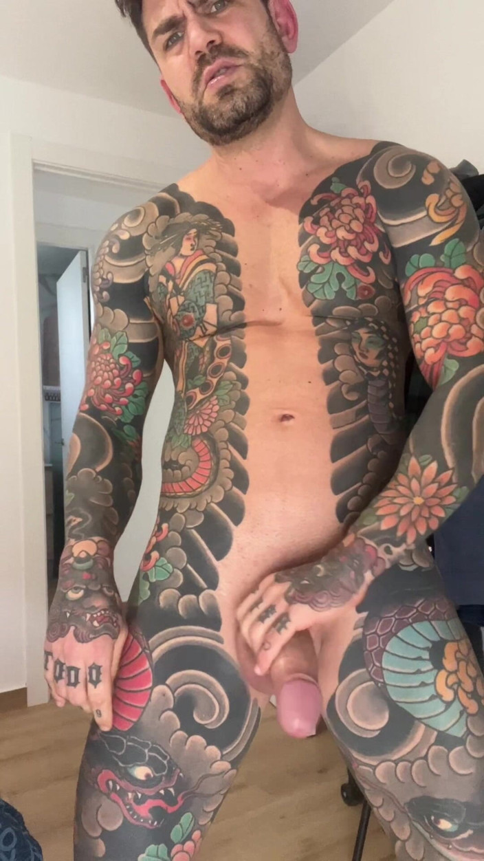 Juan Lucho Gay: Handsome Masturbates on His Bed
