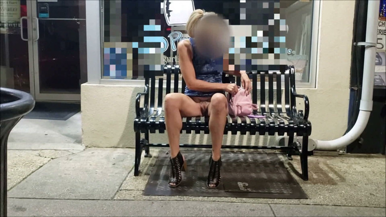 Fantasy Milf: Tante seksi ini nggak pakai celana dalam di jalanan