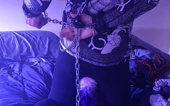 Robert48569: Själv bondage och svans fötter och kedjor