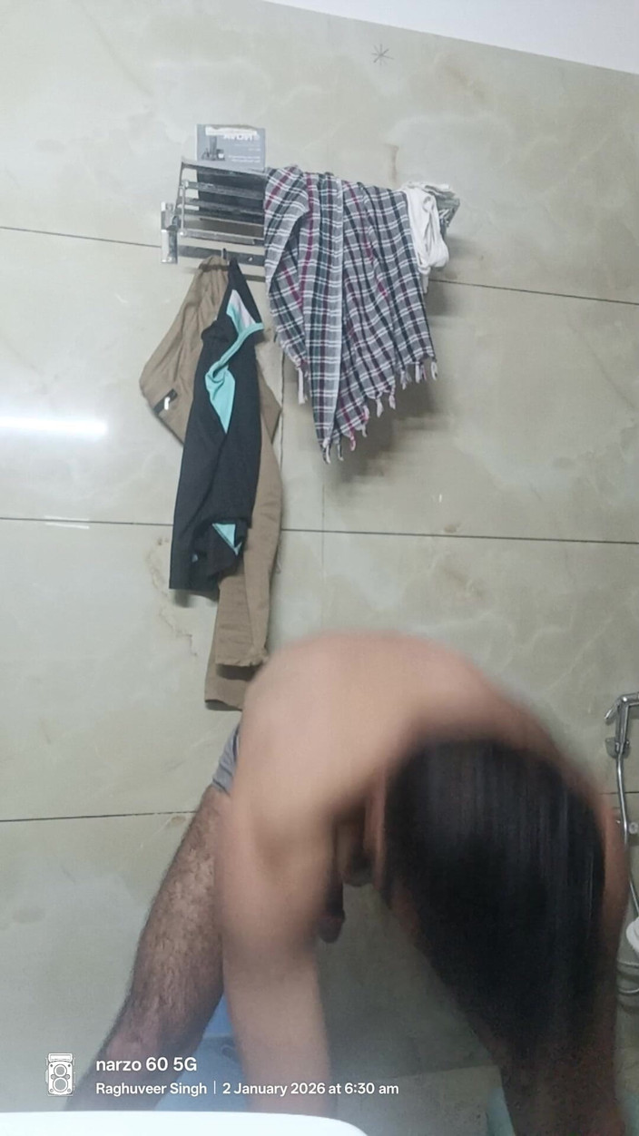 Rajasthani-old-lover: Індійський раджастхані дезі чоловік насолоджується душем