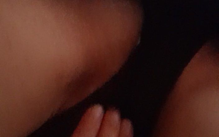 Lesbian-candys: Mastürbasyon yaparken külotuma boşaldım