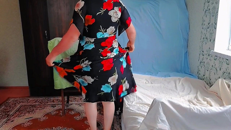 Kitty_Cross: Wspaniały shemale trzymając zabawny balon w kształcie serca