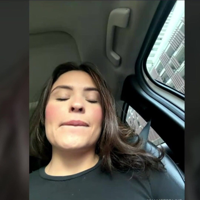 Ayumi Hall: Ik verlies een weddenschap, ik moet naakt gaan en masturberen...