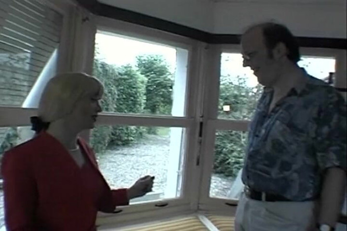 Monde Francais: 金发法国变性人向她的情人展示她的手淫技巧