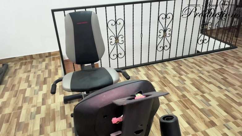 Army Productions: Il ragazzo che manutene della palestra ottiene una ricompensa per...