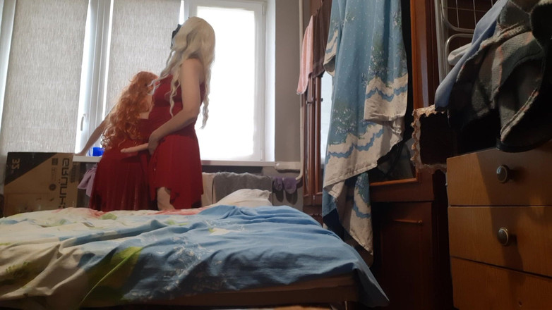 Lesbian-candys: ブロンドの継母が赤毛の継娘を誘惑し、夫がシャワーを浴びている間にセックスする