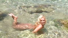 Leon Lambert Girls Twerk Parties CFNM: Seksowna cycata blond laska pokazuje swoje idealne ciało na świeżym powietrzu