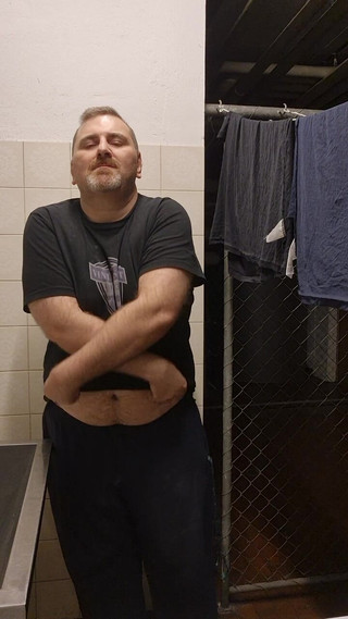 ChubbyDaddyBearLuka: 洗濯室の太った毛深いクマのストリップ