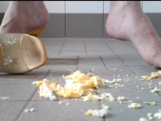 Carmen_Nylonjunge: Crushing: Hard Boiled Egg