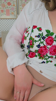 애인을 위해 아침에 자위하는 우아한 통통한 마누라