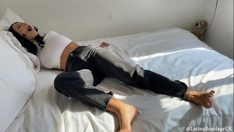 Latina Fetish: Tatti disumbat cincin, disumbat labi-labi, dan digari! (mp4 480p)(diskaun)