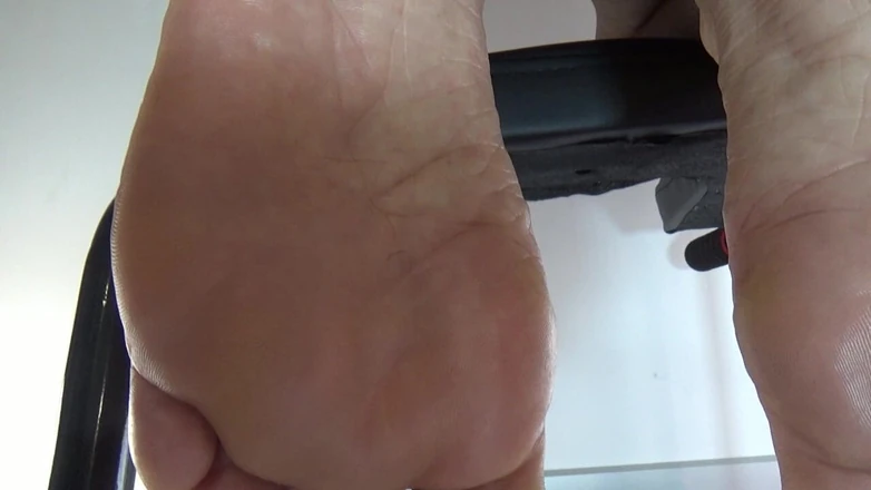 AnnaBUST: I Pee on My Mature Feet
