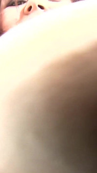 巨乳宝贝在咖啡前挤奶