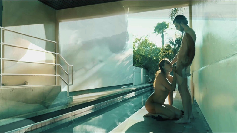 FapFlare: Anastasia black dedos su coño mojado al aire libre hasta...