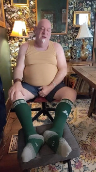 팬을 쏘게 만드는 Beardaddychub!