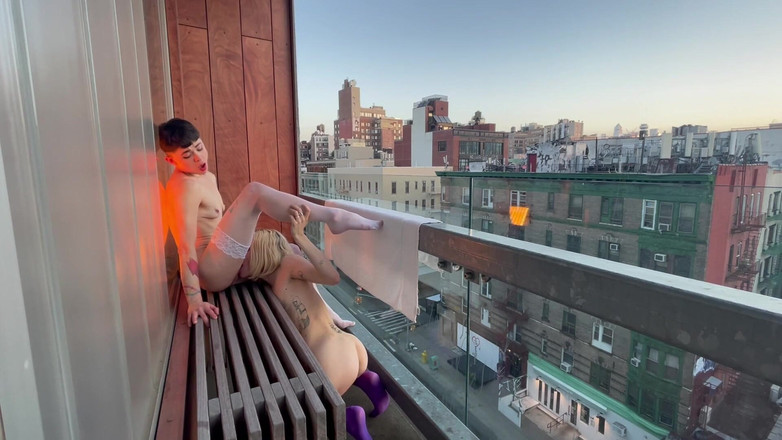 Magenta Lexx: Bláznivý veřejný orgasmus na balkóně Highrise
