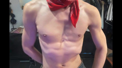 GoodTwinkGoneBad: Blonďatá twink si zvedá pověšeného ptáka